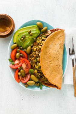 Kızarmış yağlı mantar ve pırasa ile gluten-Alerjik yumurta-Alerjik nohut omlet vegan kahvaltı. ve taze olgun domates, avokado, zeytin ve Kapari salatası. tüm aile, parti ya da Restoran Menü için sağlıklı yemek. ve İtalyan kahve espresso fincan