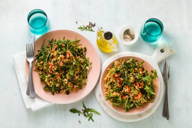 pirinç pişmiş biber, roka, zeytin ve Kapari salatası. Tüm aile veya parti için sağlıklı vegan bahar tarifi