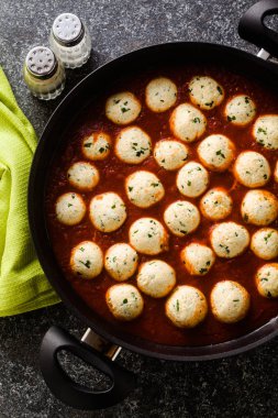 bir tavada domates soslu peynirli sebzeli ricotta köfte. tüm aile, parti ya da Restoran Menü için geleneksel İtalyan mutfağı