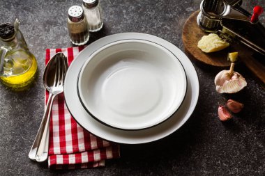 Öğle veya akşam yemeği için tablo tabakların ayarla.