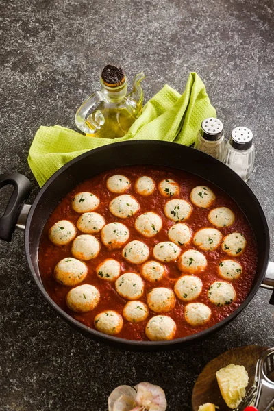 Queijo Veggie Ricota Almôndegas Molho Tomate Uma Panela Cozinha Tradicional — Fotografia de Stock