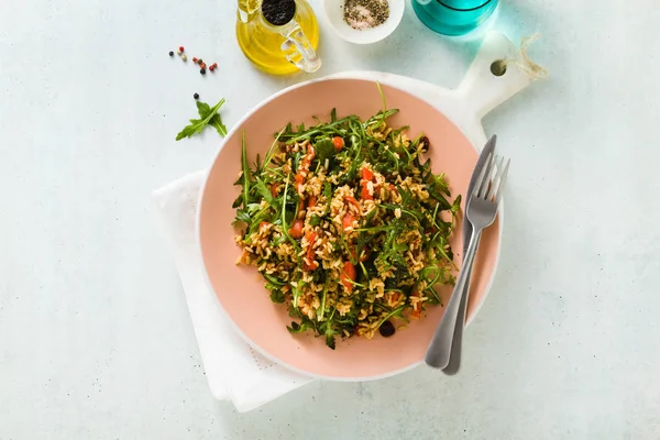 Salada Arroz Com Pimentão Assado Rúcula Azeitonas Alcaparras Receita Primavera — Fotografia de Stock