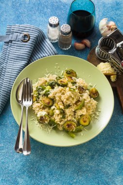 İtalyan bahar risotto ile Brüksel lahanası ve parmesan peyniri masanın üzerinde. Bütün aile, parti ya da Restoran Menü ve kırmızı şarap için sağlıklı gıda