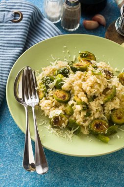 İtalyan bahar risotto ile Brüksel lahanası ve parmesan peyniri masanın üzerinde. Bütün aile, parti ya da Restoran Menü ve kırmızı şarap için sağlıklı gıda