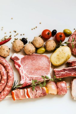 çiğ et farklı türleri: Tavuk uyluk, domuz eti ve sığır Burge