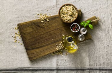Zeytin Oi ile bir kesme tahtasında ahşap bir kase tahıl karışımı