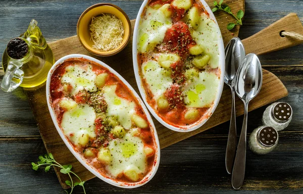 Albóndigas de patata italiana ñoquis allá sorrentina con mozzarella —  Fotos de Stock