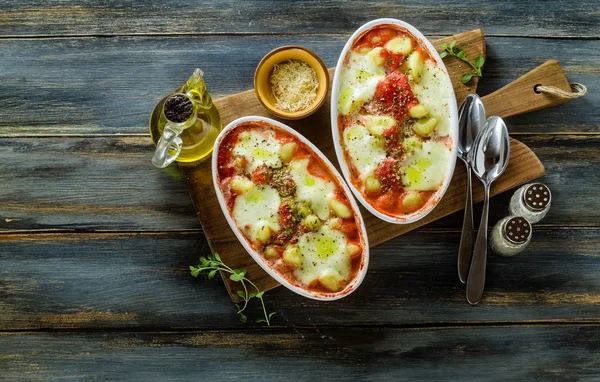 イタリアのポテト餃子ニョッキ alla ペニチェラとモッツァレラ — ストック写真