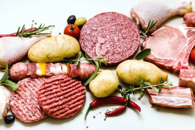 çiğ et farklı türleri: Tavuk uyluk, domuz eti ve sığır Burge