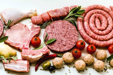 çiğ et farklı türleri: Tavuk uyluk, domuz eti ve sığır Burge