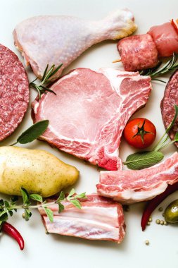 çiğ et farklı türleri: Tavuk uyluk, domuz eti ve sığır Burge