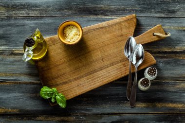 Mavi ahşap masada zeytin ağacından ahşap tahta kesme