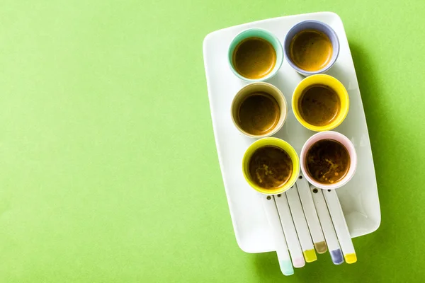 Sex mångfärgade koppar av italienskt espressokaffe med porslin — Stockfoto