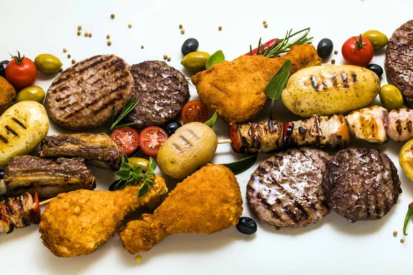 М'ясо барбекю партії з різними типами м'яса: котлети яловичі, свинина Стокова Картинка
