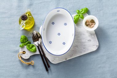 bir mermer kesme tahtasında boş seramik beyaz pişirme çanak ve cu