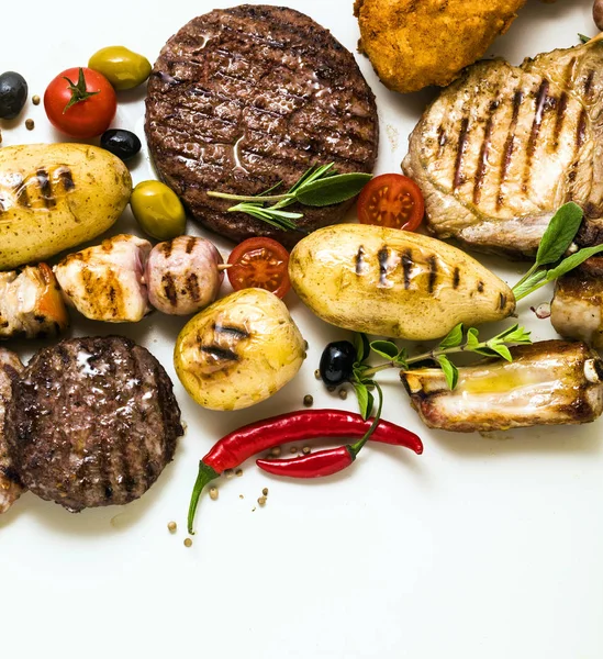 М'ясо барбекю партії з різними типами м'яса: котлети яловичі, свинина Ліцензійні Стокові Зображення