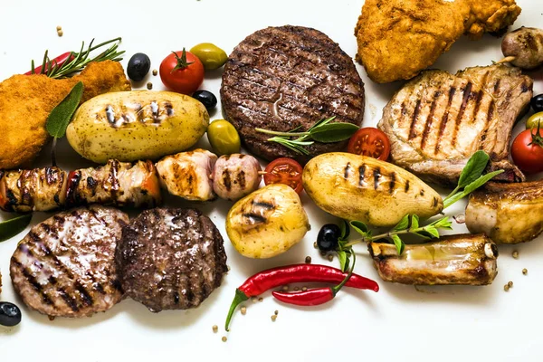 М'ясо барбекю партії з різними типами м'яса: котлети яловичі, свинина Ліцензійні Стокові Зображення