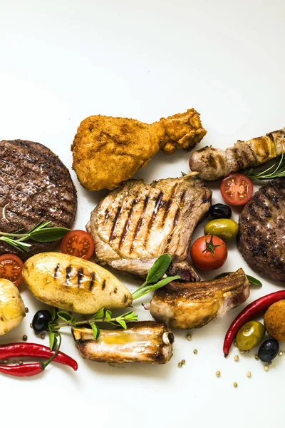 М'ясо барбекю партії з різними типами м'яса: котлети яловичі, свинина Стокове Зображення