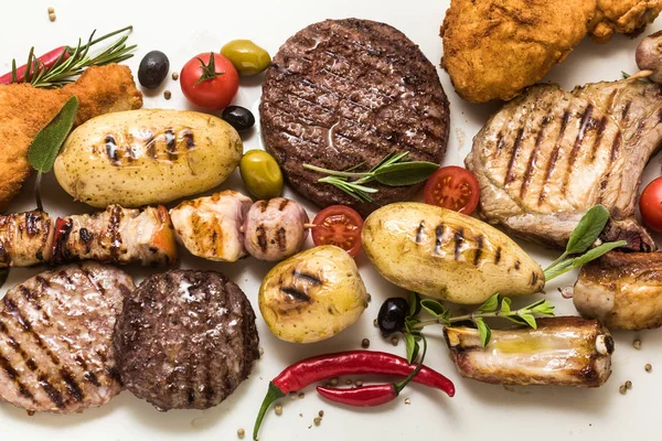 М'ясо барбекю партії з різними типами м'яса: котлети яловичі, свинина Стокове Фото