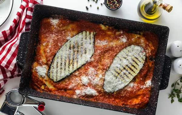 Итальянский melanzane alla parmigiana блюдо, сделанное из баклажанов и — стоковое фото