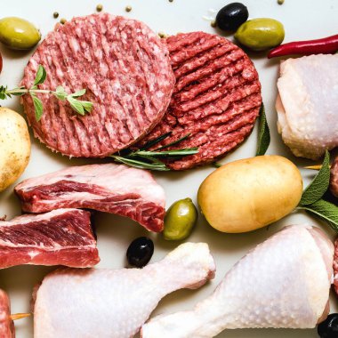 çiğ et farklı türleri: Tavuk uyluk, domuz eti ve sığır Burge