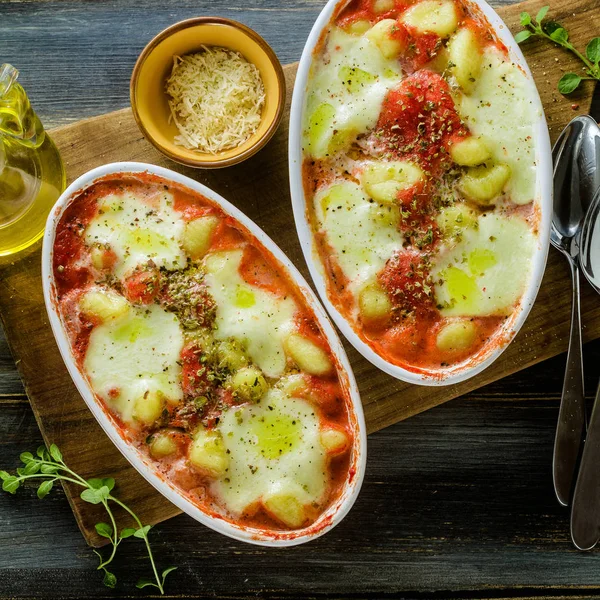 Albóndigas de patata italiana ñoquis allá sorrentina con mozzarella —  Fotos de Stock