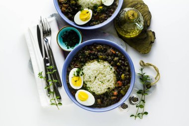 siyah fasulye ve baharat ile masada haşlanmış yumurta ile pirinç bir