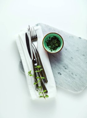 beyaz masa üzerinde boş mermer kesme tahtası