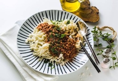masada bir tabak mercimek ve domates sosu ile Vegan makarna