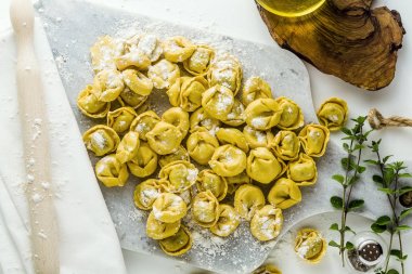 un ve haddeleme pin ile masada ham ravioli tortellini. 