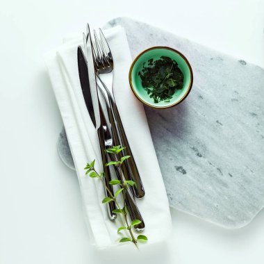 beyaz masa üzerinde boş mermer kesme tahtası