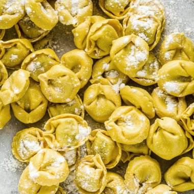 un ve haddeleme pin ile masada ham ravioli tortellini. 