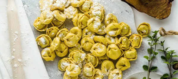 Tortellino crudo di ravioli tortellini crudi in etichetta — Foto Stock