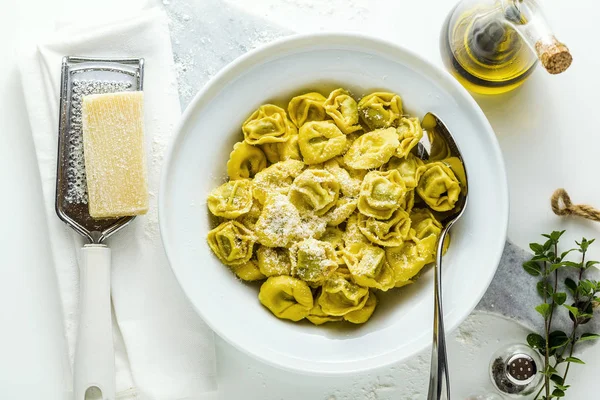 Plaat van Italiaanse ravioli withplate van Italiaanse ravioli met Parme — Stockfoto