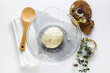 masada bir cam kase hamur. Ev pişirme gıda. sağlıklı f