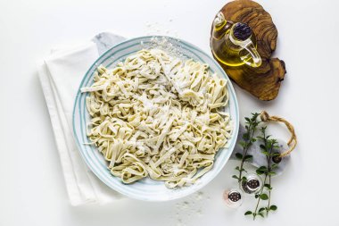Taze ev yapımı tagliatelle makarna hazır pişmiş. beyaz bir 