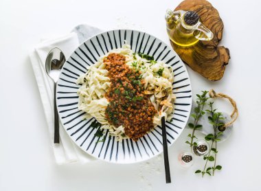 masada bir tabak mercimek ve domates sosu ile Vegan makarna
