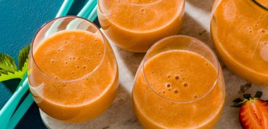 bir karafe ve mavi gözlük çilek smoothies afiş