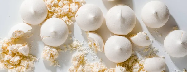 Banner van meringue achtergrond op witte top — Stockfoto