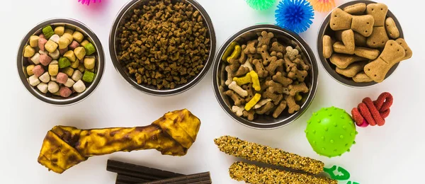 beyaz backgroun izole kase ve oyuncaklar evcil hayvan gıda afiş