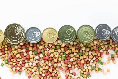 beyaz izole evcil hayvanlar için konserve gıda.