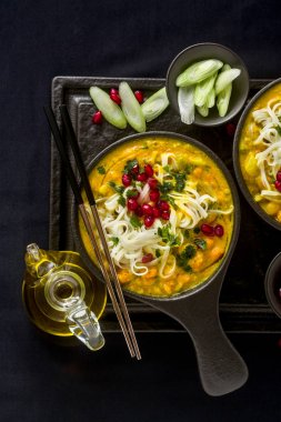 kabak ve hindistan cevizi sütü, pirinç erişte, brokoli ve p ile laks