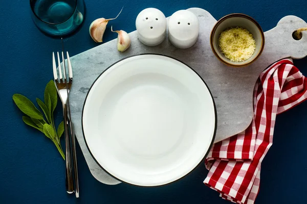 Assiette servie vide sur plateau de service en marbre et backgr d'épices bleu — Photo