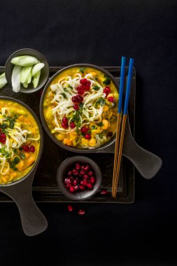 kabak ve hindistan cevizi sütü, pirinç erişte, brokoli ve p ile laks