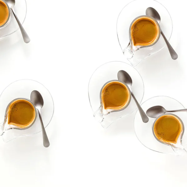Итальянский кофе эспрессо в стеклянной чашке изолированы на белой backgroun — стоковое фото