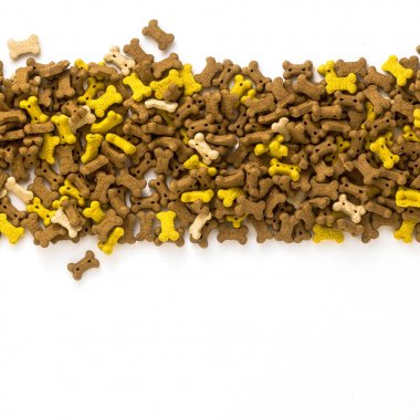 beyaz arka plan üzerinde izole kuru hayvan hayvan maması