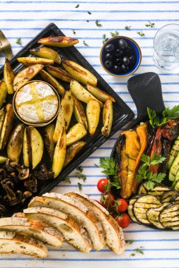 fırında fırında camembert peyniri ve ızgara sebze ile fırında patates