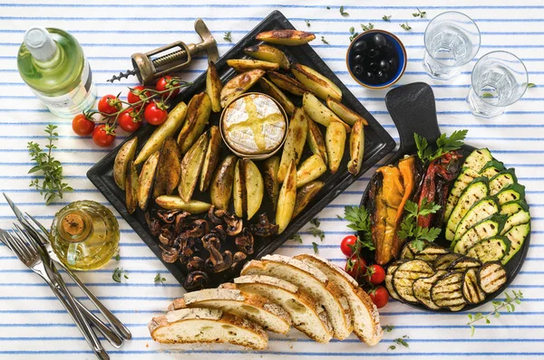 Запечена картопля в духовці з сиром камамбер і смаженим овочем — стокове фото