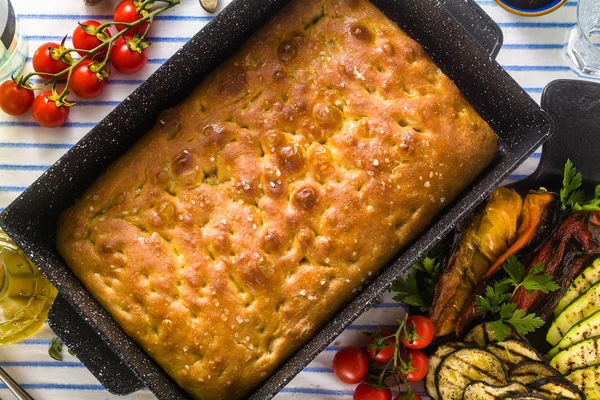 Focaccia italien et légumes grillés sur une table avec vin rouge — Photo