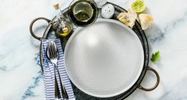 servis masasında boş plaka afiş. kopyalama alanı